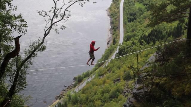 Petter "Edderkopp" Aker på highline över Sognefjorden i västra Norge, 350 m över vattenytan.