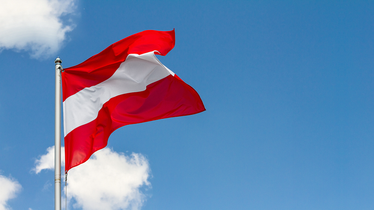 Österreichische Flagge vor blauem Himmel