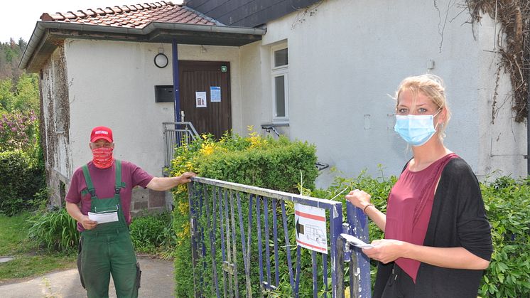 Auf dem Hofgut Richerode kümmern sich Betriebsleiter Fran Radu und Einrichtungsleiterin Jessica Walz um die Einhaltung strenger Corona-Schutzregeln seit der Wiederöffnung für die ersten Klientinnen und Klienten.