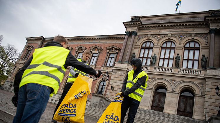 Ungdomar från fyra idrottsföreningar kommer i dagarna att städa omkring ikoniska byggnader i Uppsala.
