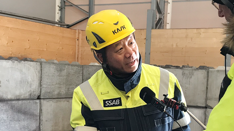 Bildtext: Martin Pei, SSAB förklarar hur vätgasreducerad järnsvamp framställs. Foto: SSAB.