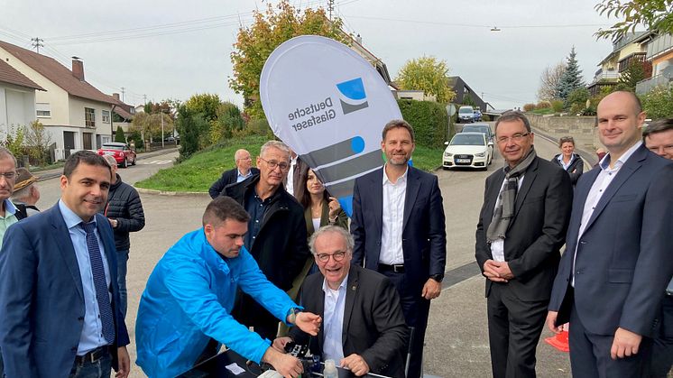 Stefan Krebs (Mitte) beim Spleißen eines Glasfaserkabels. Rechts dahinter Jens Müller, Hans-Jürg Bahde und Viktor Kostic. Ganz links: Ralf Zimmermann. 