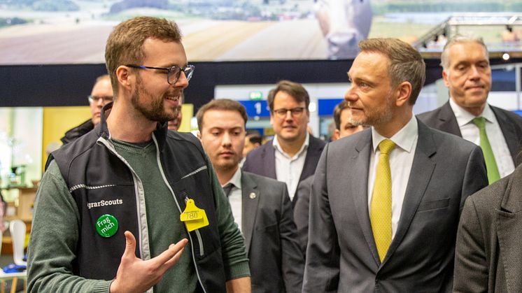 Bundesfinanzminister Christian Lindner im Gespräch mit AgrarScouts auf dem ErlebnisBauernhof der Grünen Woche in Berlin. Foto: Forum Moderne Landwirtschaft