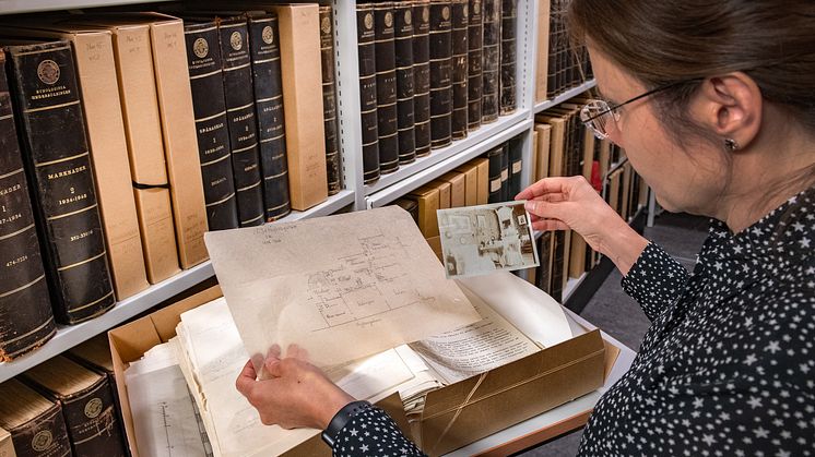 Forskningsarkivarie Marie Steinrud tittar i Birgit Gejvalls bostadsundersökning. Foto: Peter Segemark, Nordiska museet.