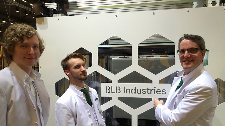 Delägarna, från vänster, Jacob Lundin Cim Bergdahl och Tomas Burman på BLB Industries visar upp ”The Box” hos Bosch Rexroth.