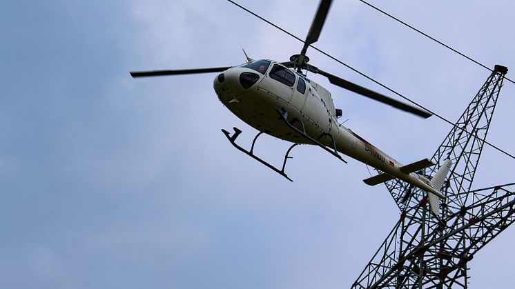 Mit einem Helikopter kontrolliert die Bayernwerk Netz GmbH Hochspannungsleitungen und Masten.