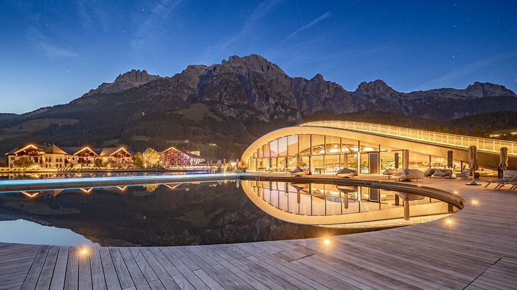 Wellness Terrasse mit Holz: „ATMOSPHERE by Krallerhof