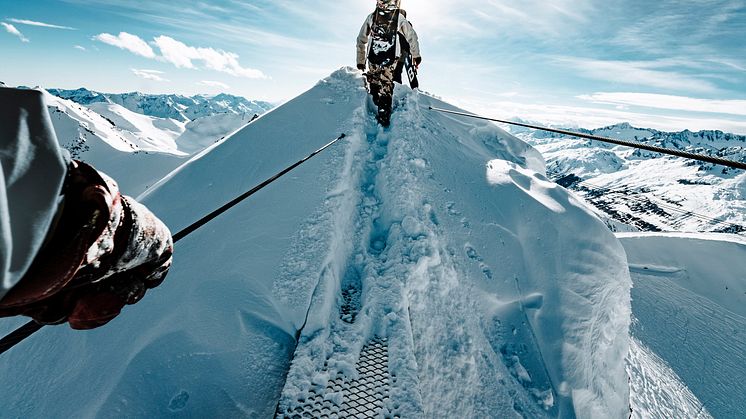 Skitourengeher auf der Hängebrücke am Gemsstock bei Andermatt (Luzern-Vierwaldstättersee)