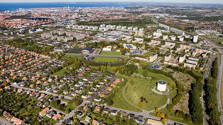 Vy över området Botildenborg med vattentornet, på östra Rosengårdsfältet i Malmö. Foto: Bojana Lukac, Malmö stad