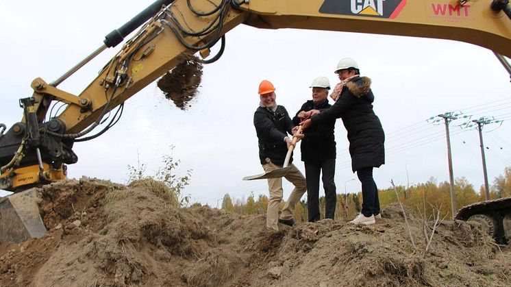 Fastighetsägaren Thomas Hansen, kommunstyrelsens vice ordförande Alf Larsson (C) och ordförande Ann-Katrin Järåsen (S) tog det första spadtaget. Foto: Aron Eriksson