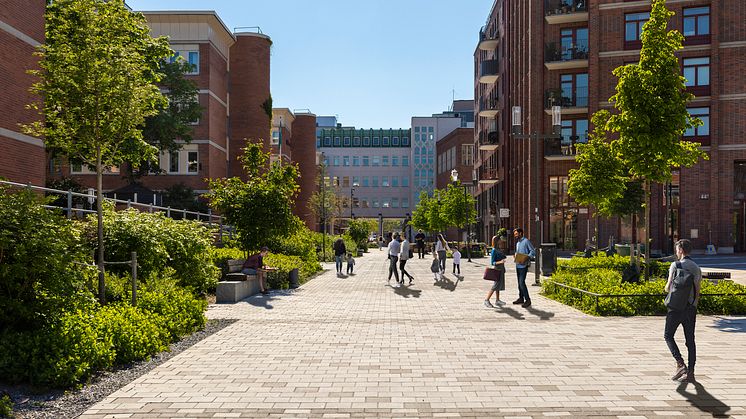 Vasagatan är huvudstråket genom Fabriksparken, där Aros Bostad nu förvärvar bostadsbyggrätter av Skandia Fastigheter.