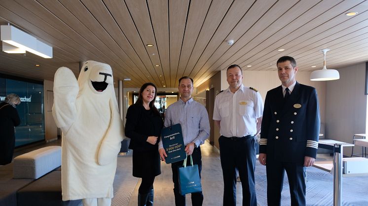 Mr Ari Moilanen, onboard Tallink’s shuttle vessel Megastar on 10 March 2023, receiving the prize for joining Tallink Silja Line loyalty programme Club One as the 3 millionth member_Photo Tallink Grupp