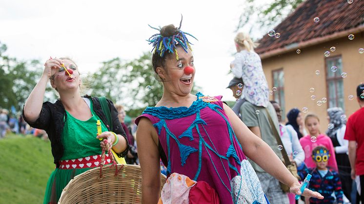 I 2016 er det fjerde gang Sparebankstiftelsen DNB arrangerer Verdens Kuleste Dag. Bildet er fra fjorårets arrangement, men Sykehusklovnene kommer i år også. (Foto: Sverre Chr. Jarild)