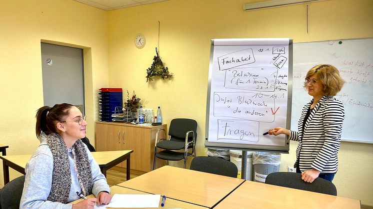 Bei der verkürzten generalistischen Pflegeausbildung starten die Auszubildenden mit dem Unterrichtsstoff aus dem zweiten Lehrjahr. Deshalb ist eine einjährige Helfer*innenausbildung Voraussetzung. Auf dem Foto im Unterricht: Auszubildende Selin Sem