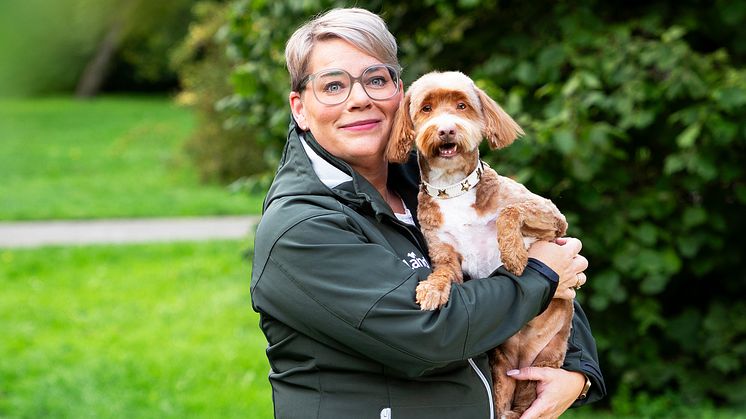 Luna, Doris och Bella är de vanligaste hundnamnen 2023. Sveland Djurförsäkringars vd Linda Kreutz har själv en hund som heter Bella. Foto: Sveland Djurförsäkringar