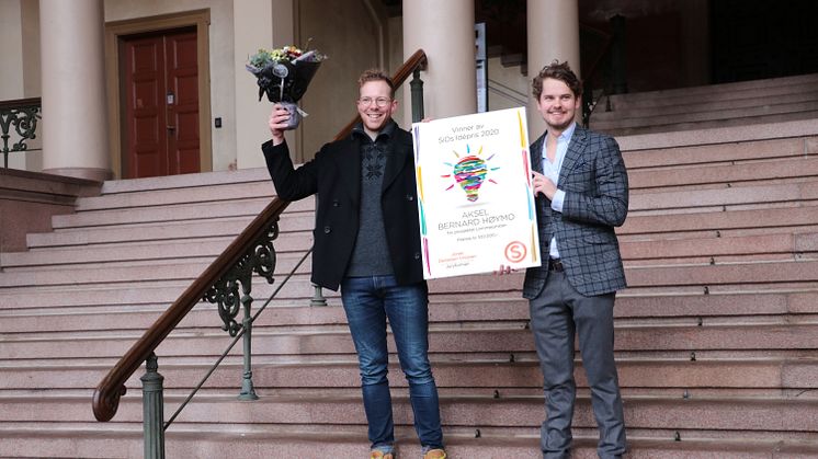 Aksel Høymo (til venstre) er tildelt SiOs idépris for ideen “Lommejuristen”, en app som kan hjelpe studenter i juridiske problemstillinger de møter.  Prisen ble overrakt av SiOs styreleder Jonas Virtanen.