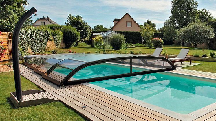 Pool mit Poolüberdachung im Garten