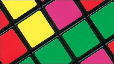 Mästare utmanar museibesökare i Rubiks kub 