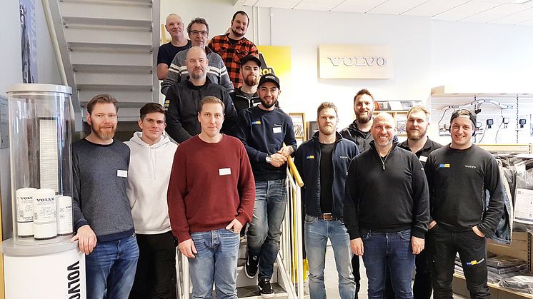 Första gänget som genomfört utbildningen ”diplomerad servicetekniker”. Här på Swecon Anläggningmaskiners anläggning i Uppsala.