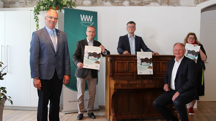 Laden ins Kloster Bredelar: Klaus Hülsenbeck, Bürgermeister Marsberg, Andreas Kuntze, Intendant der NWD, Friedrich Luchterhandt, Betriebsdirektor NWD, Dr. Stephan Nahrath, Geschäftsf. WW, und Marita Veith, Geschäftsf. Veranstaltungszentrum Bredelar.