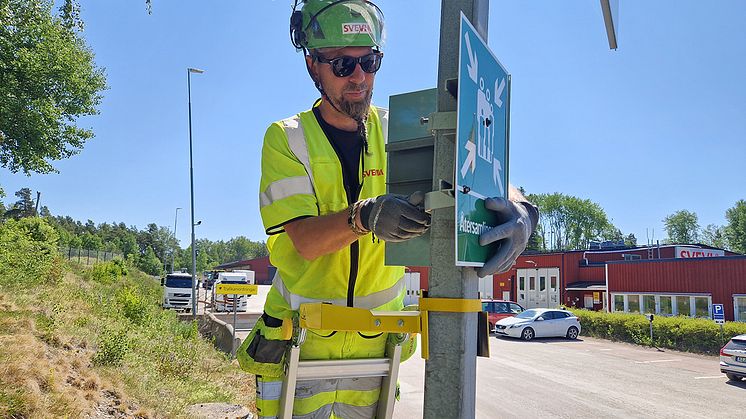 Svevia har tagit fram en stege som minskar risken för fallolyckor vid skyltarbete. Foto: Nicklas Gjerdingen