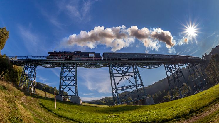 Die Erzgebirgische Aussichtsbahn überquert das Markersbacher Viadukt 