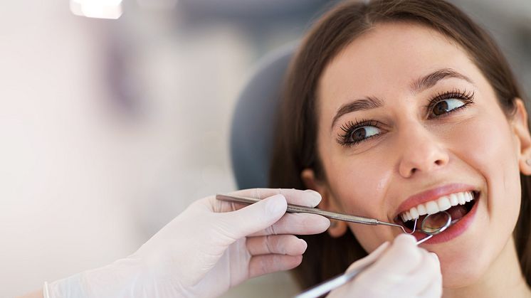 Hold dine tænder sunde og stærke ved at gå regelmæssigt til tandlægen