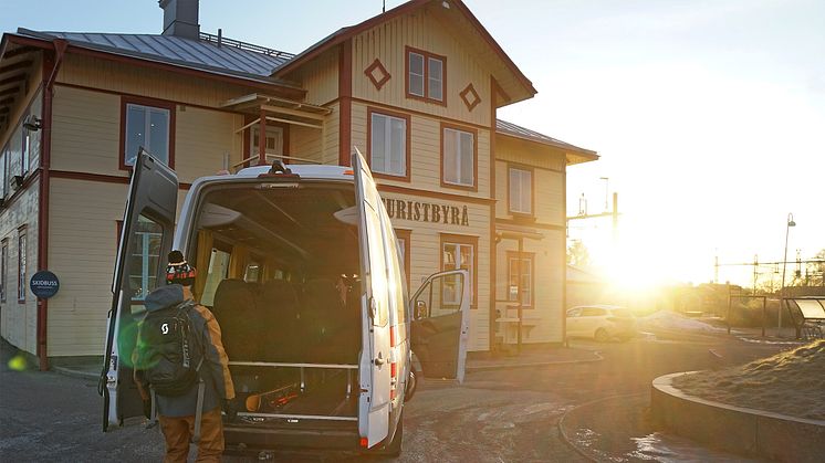 Skidbussen avgår från Järvsö tågstation