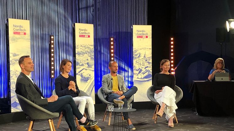 Moderator Fredrik Bauer diskuterar digitaliseringens möjligheter med Katarina Nylander från Spotscale, Ali Sadeghi från Trafikverket och Mia Wahlstein från Midroc. Helena Gibson Ek från Smart Built Environment modererar tittarnas frågor.