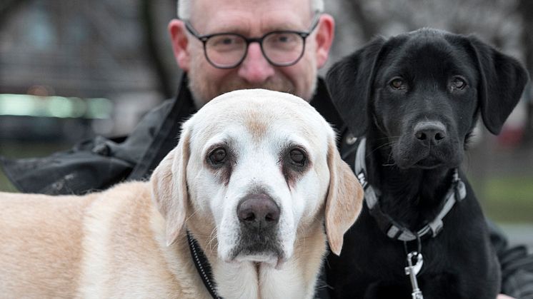 Årets bragdhund Nicke med sin son Bosse och ägaren Johan Pedersén. Foto: Urban Brådhe