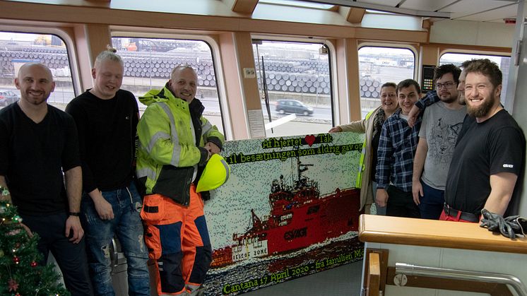 2020 12 10 Asbjørn, parents and some crew members in front of LEGO mosaic - credits ESVAGT