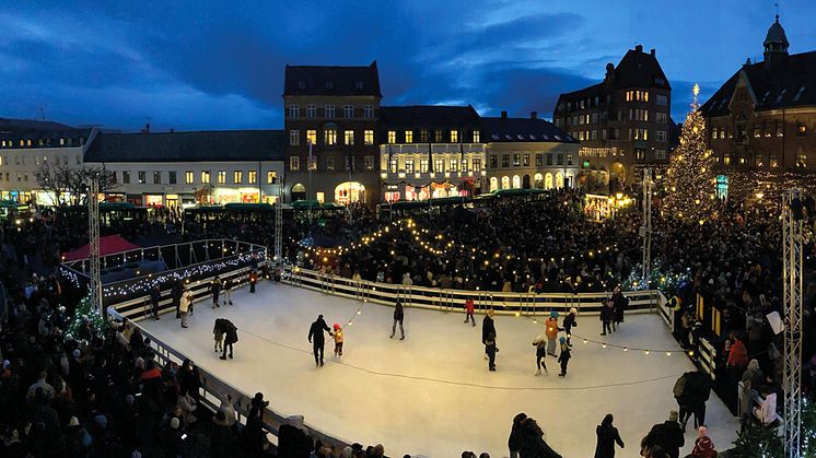 Den populära isbanan är på plats på Stortorget som vanligt.