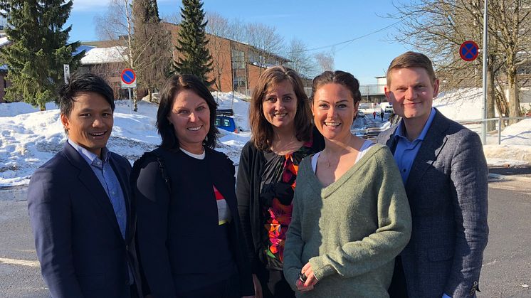 SAMSKAPING:Øystein Western, Kirsti Hansen og Ingunn Aursnes fra Uniform/Hyper er klar til å gå inn i partnerskapsavtale med Bydel Stovner, her ved utviklingssjef Madelene Stolpe og kommunikasjonssjef Andreas Mjærum Behring.