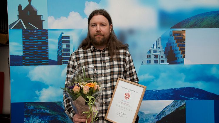 Vidar Eidhammer med bukett og diplom. Foto: Samlaget