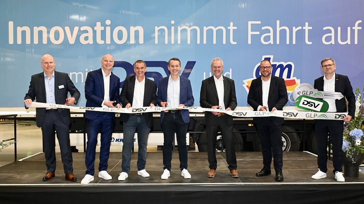 v.l.n.r.: M. Gerke, Entwicklungsleiter Deutschland GLP, J. Lund, CEO DSV A/S, C. Bodi und C. Werner, dm-Geschäftsführung, F. Rebhan, Oberbürgermeister Neustadt bei Coburg, S. Straubel, Landrat Coburg und G. Badura, DSV.