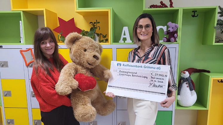 Mona Meister vom Kinderhospiz Bärenherz und Nicole Trautner von Mietra präsentieren stolz den außergewöhnlichen Spendenscheck