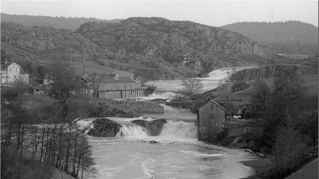 Fallen och kvarnar längs Bäveån vid Fossum i Uddevalla omkring 1920. Foto: Maria Lundbäck