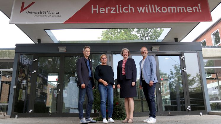 Freuen sich auf den Schulmedientag: Matthias Ottmann, Heike Katzer-Diekmann (beide Medienpäd. Berater*in NLQ), Prof.in Dr.in Verena Pietzner (Präsidentin der Uni) und Dr. Niels Logemann (Leiter des Kompetenzzentrums reg. Lehrkräftefortb. der Uni)