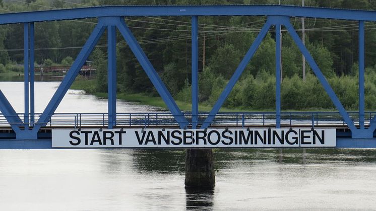 Syntolkning: start Vansbrosimningen 