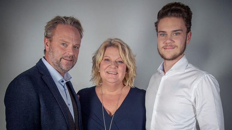 Jontefonden prisas för sina insatser för familjer drabbade av organdonation. Från vänster: Tommy Ivarsson, Gunilla Ivarsson och Christian Ivarsson. Foto: Svenska Hjältar.