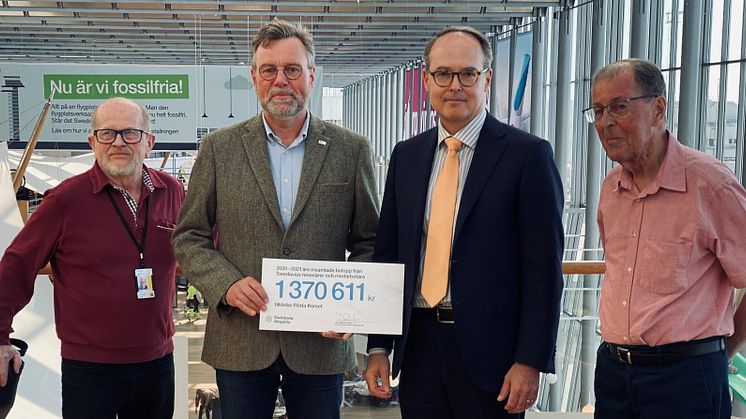Flanked by the Red Cross volunteers in Märsta, Jan-Olov Ström and Thomas Hansson, Magnus Lundén, responsible for local fundraising at the Swedish Red Cross, receives the check from Jonas Abrahamsson, President and CEO of Swedavia. Photo: Swedavia
