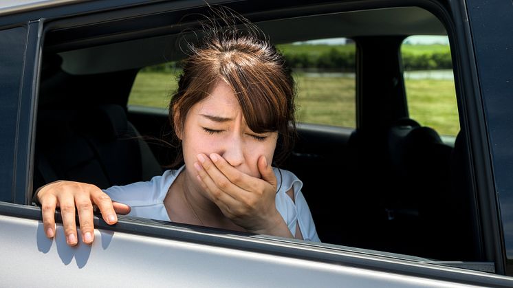 Mädchen mit Übelkeit im Auto