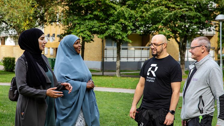 Hanady och Ifraax från Yalla lotsarna i samtal med Bahaa och Anders från Rosengård fastigheter. Foto: Miriam Preis