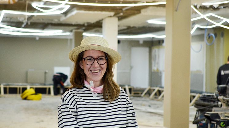 Paulina Ek mitt i bygget, premiär för de nya inomhusbanorna är 1 februari.