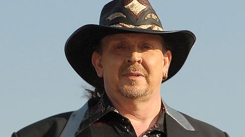 Lasse Stefanz Olle Jönsson är årets skåning och får sin hatt som bakelse