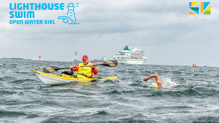 Die Schwimmer:innen werden von den Paddelbooten sicher durch die Kieler Förde begleitet.