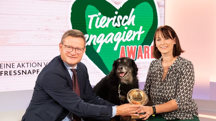 Kimba, die Tierische Heldin aus Oberösterreich, mit Melanie Gahleitner und Hermann Aigner, freut sich über den goldenen Fressnapf.