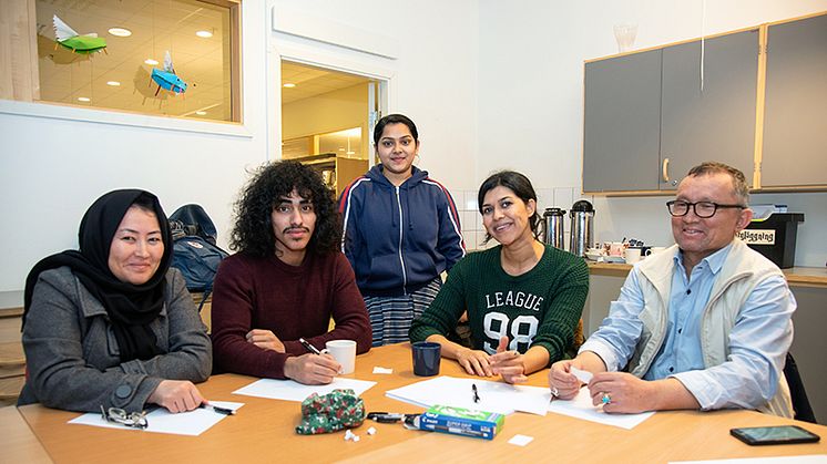 Asihye, Kulali, Abdifi, Farzana och Kazem umgås och tränar svenska på språkkafét i Bergsjön.