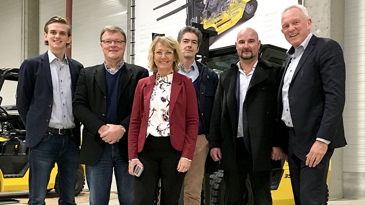 På bilden ser vi några av de ansvariga hos Hüllert Maskin och Ottosson Truck när affären gjordes upp före jul. Från vänster Jakob Burge, Peter Neujens (Försäljningschef i Europa för Hyundai Forklifts), Anette Saleskog, Gino Van der Auwera (Hyundais å