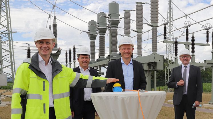 Los geht's im Umspannwerk Unterhaid: Bayernwerk-Technikvorstand Dr. Egon Westphal, Bürgermeister Carsten Joneitis, Kommunalmanager Bernd Göttlicher und Landrat Johann Kalb (v.l.) starten den Betrieb der Anlage.